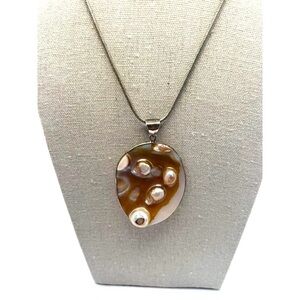 Vintage Abalone Shell Pendant Necklace.   A81